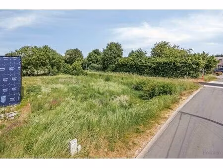 projectgrond met vergunde plannen voor 2 halfopen bebouwi...