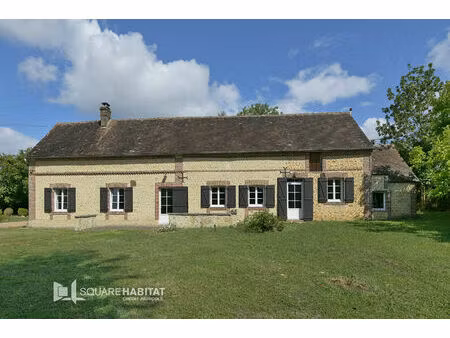 longère au fond d'un hameau avec vu dégagée sur la campagne du perche