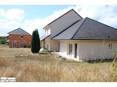 propriété comprenant troix constructions sur 11 778 m²