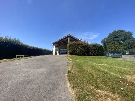 à louer – bâtiment indépendant avec jardin  parkings et accès périphérique – la chapelle-s
