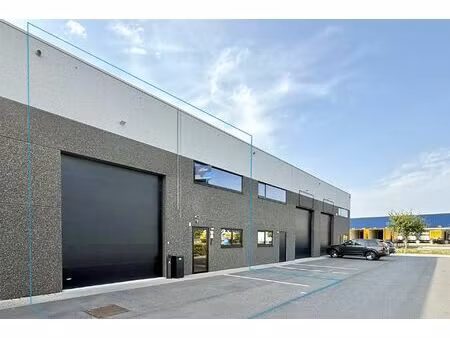 ingerichte kmo-unit met burelen en magazijnen