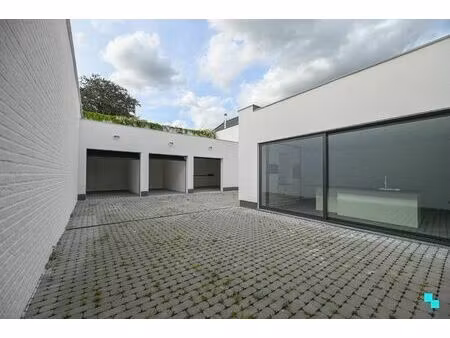 afgesloten garagebox binnen kleinschalige residentie in hartje wevelgem