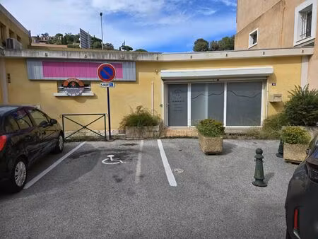 location local commercial 3 pièces 51 m2 à le lavandou