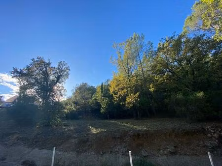 terrain constructible libre constrcuteur 401 m² exposé plein sud à figanières (83830)