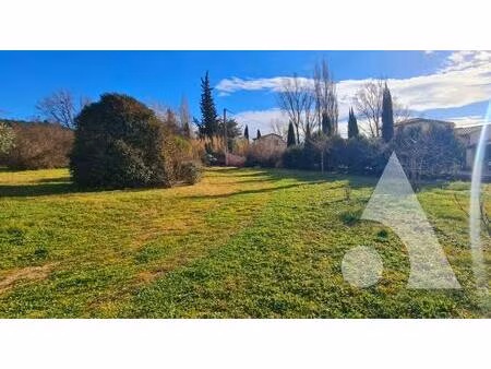 terrain à bâtir de 1.037m² sur la commune de villecroze.