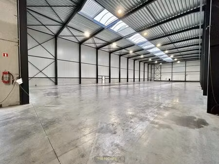 à louer : vaste entrepôt industriel avec quais de chargem...
