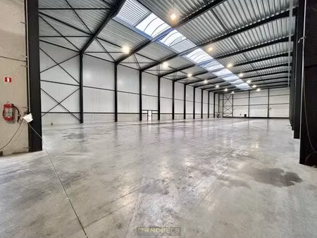 te huur ruim  industrieel magazijn met laadkades gelegen ...