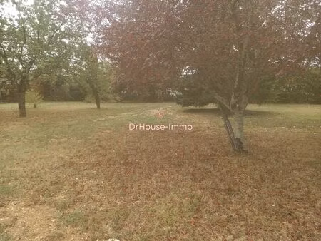 béguey  terrain plat de 1368m²  viabilisé.