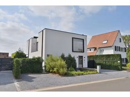 moderne woning uit 2013 met 3 slaapkamers  2 badkamers en buitenzwembad  gelegen in het mo