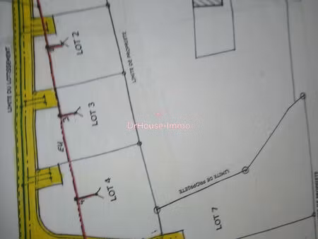 vaste terrain sur plus de 10.000 m2 dont 4360 m2 constructibles remarquablement situé à sa