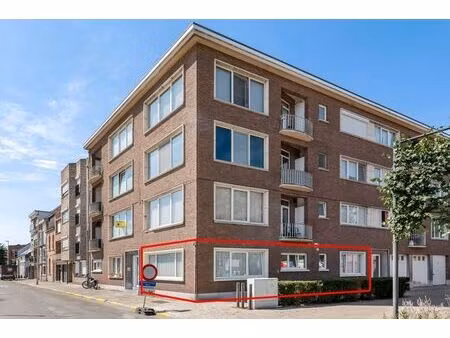 gerenoveerd gelijkvloers appartement met twee slaapkamers.