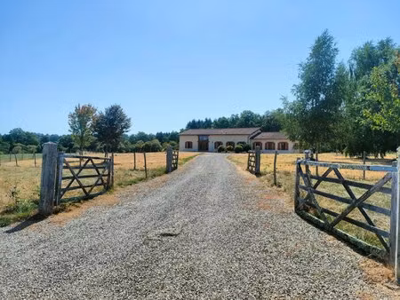 magnifique pavillon moderne avec piscine  implanté sur près de 5 hectares de prairies