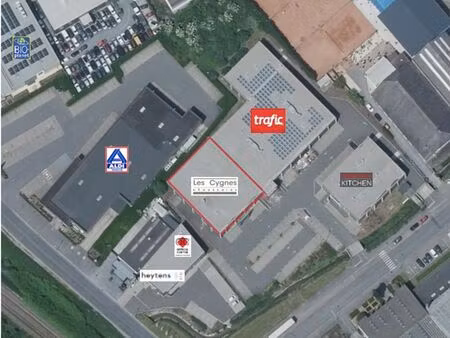 surface commerciale de +- 952 m²