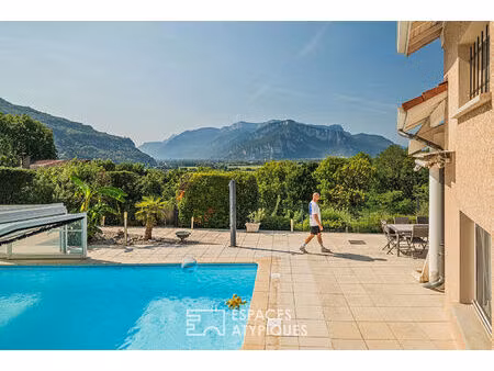 villa avec piscine et vue panoramique