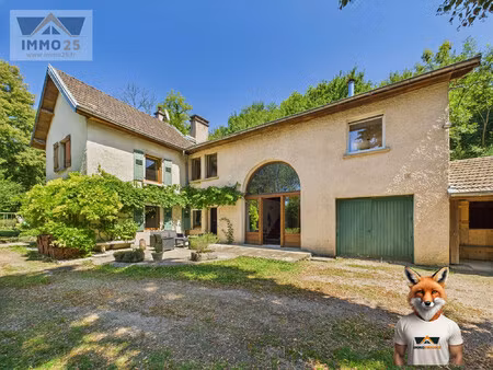 grande batisse nichée au calme de la foret et a 13 min de vesou