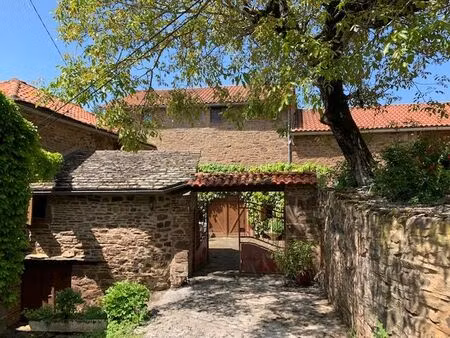 maison en pierres rénovée sur 2 221 m2 de terrain