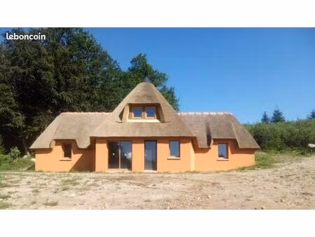 maison en chaume neuve