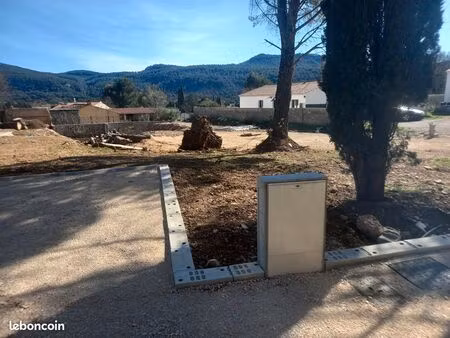 terrain 695 m² cuges les pins