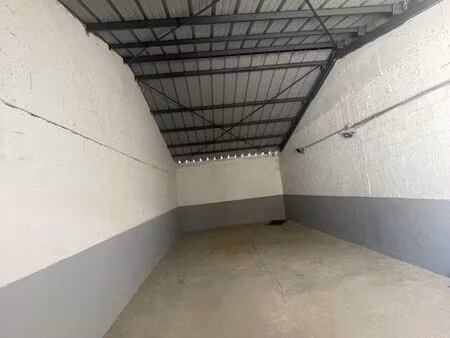 box de stockage sécurisé – 50 m² – terrain privé