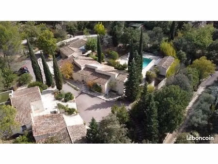 un ensemble immobilier de 490 m² composé de 3 maisons avec 3 ha de forêt