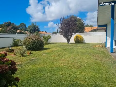 villa avec dépendance et piscine