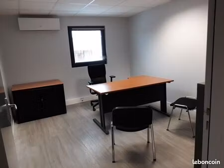 bureau dans petit centre d'affaire