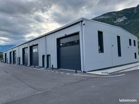 locaux d'activité / entrepôts / bureaux neufs 205m2