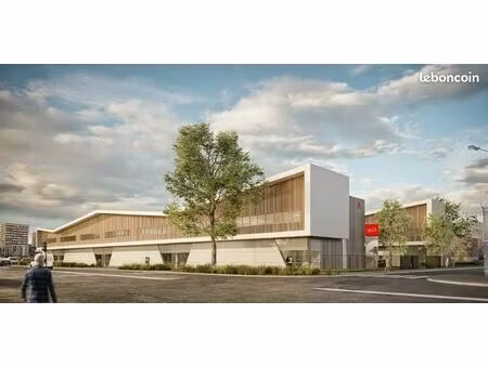 local 792 m² stains