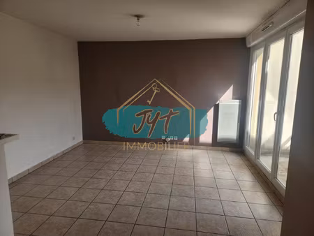 appartement de type f2 + balcon et parking à ezanville