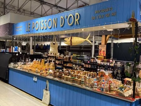 banc de marché sous halle alimentaire île de ré