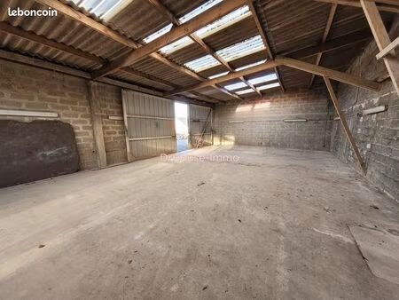 parking/box 1 pièce 105 m²