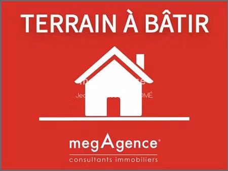terrain constructible d'une superficie de 480m2  proche centre-ville et toutes commodités.