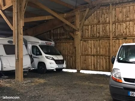 parking fermé camping car pour hivernage ou stationnement à l'année