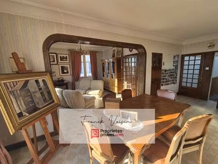 a vendre à mouchamps  maison de 163 m2 env et murs commerciaux de 158 m2 env sur une parce