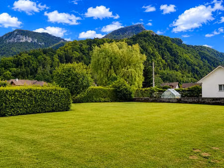 terrain constructible de 774m² à mi-parcours de grenoble et chambéry