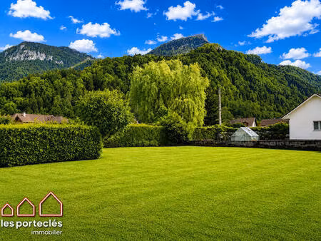 terrain constructible de 774m² à mi-parcours de grenoble et chambéry