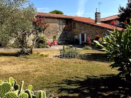 a vendre et rénover : ancien corps de ferme 9 pièces  6 chambres  au coeur d'un village pr