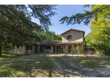 maison spacieuse avec piscine  grandes dépendances et terrain