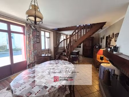 a vendre à mouchamps  maison de 163 m2 env et murs commerciaux de 158 m2 env sur une parce