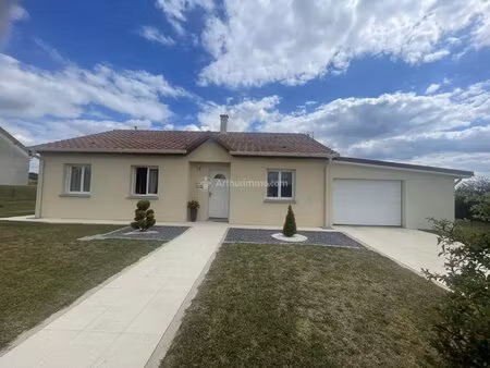 pavillon de plain pied avec piscine.