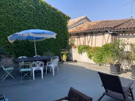 maison en pierre avec terrasse et garage