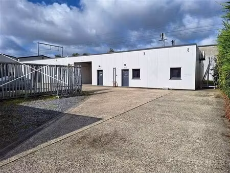 bedrijfsgebouw met magazijn en bureel/showroom