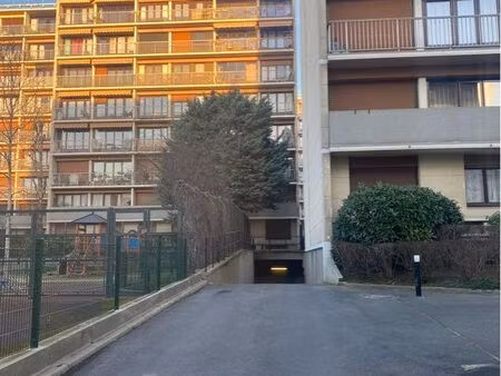 place de parking sécurisée sous-terrain