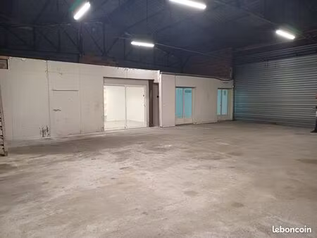 entrepôt d'affaires de 370m² environ + parking privatif de 140m² environ