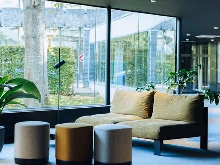 6.175 m² d'espaces multifonctionnels lumineux dans un bât...