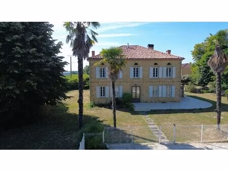 belle maison de caractère avec piscine sur 1.3 hectares de terre