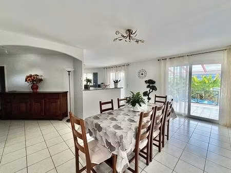 maison moderne et lumineuse avec 4 chambres et terrain de 992 m²