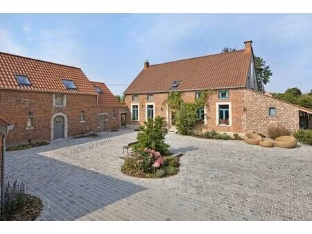 prachtig gerenoveerde vierkantshoeve met