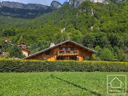 un joli chalet moderne  situé dans un endroit ensoleillé  avec de magnifiques jardins