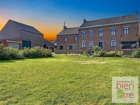 corps de ferme composé de 2 habitations et en extra d'une gr